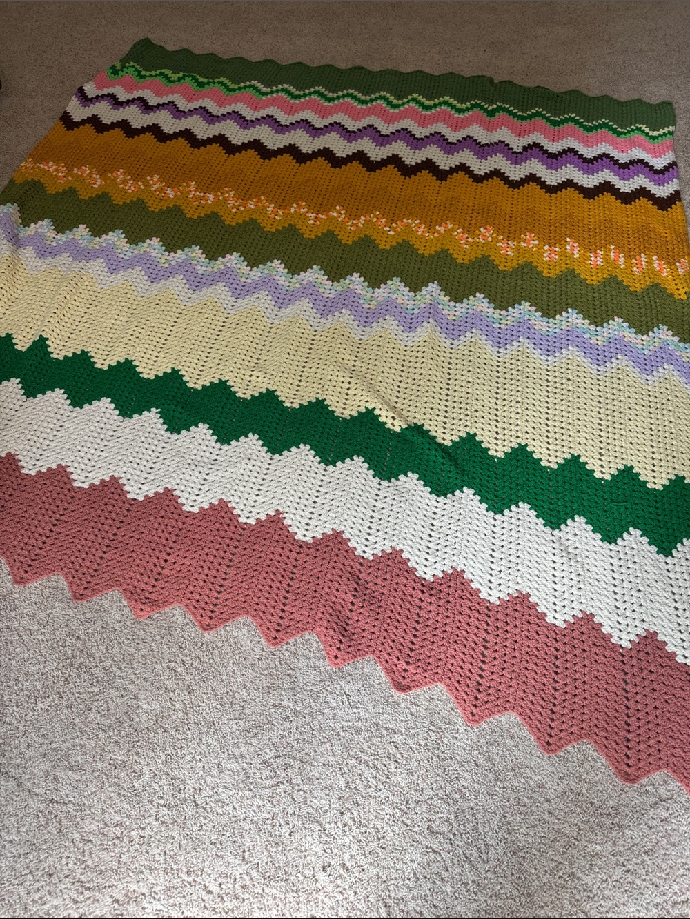 Huge-Vintage-70s handmade crochet throw blanket-bedspread-chevron stripe-Queen